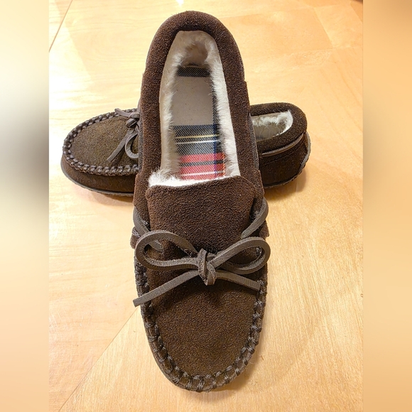 Vineyard Vines - Peaks Plaid Brown Suede Moccasin Slippers. Size 2. NWOB - Picture 1 of 5